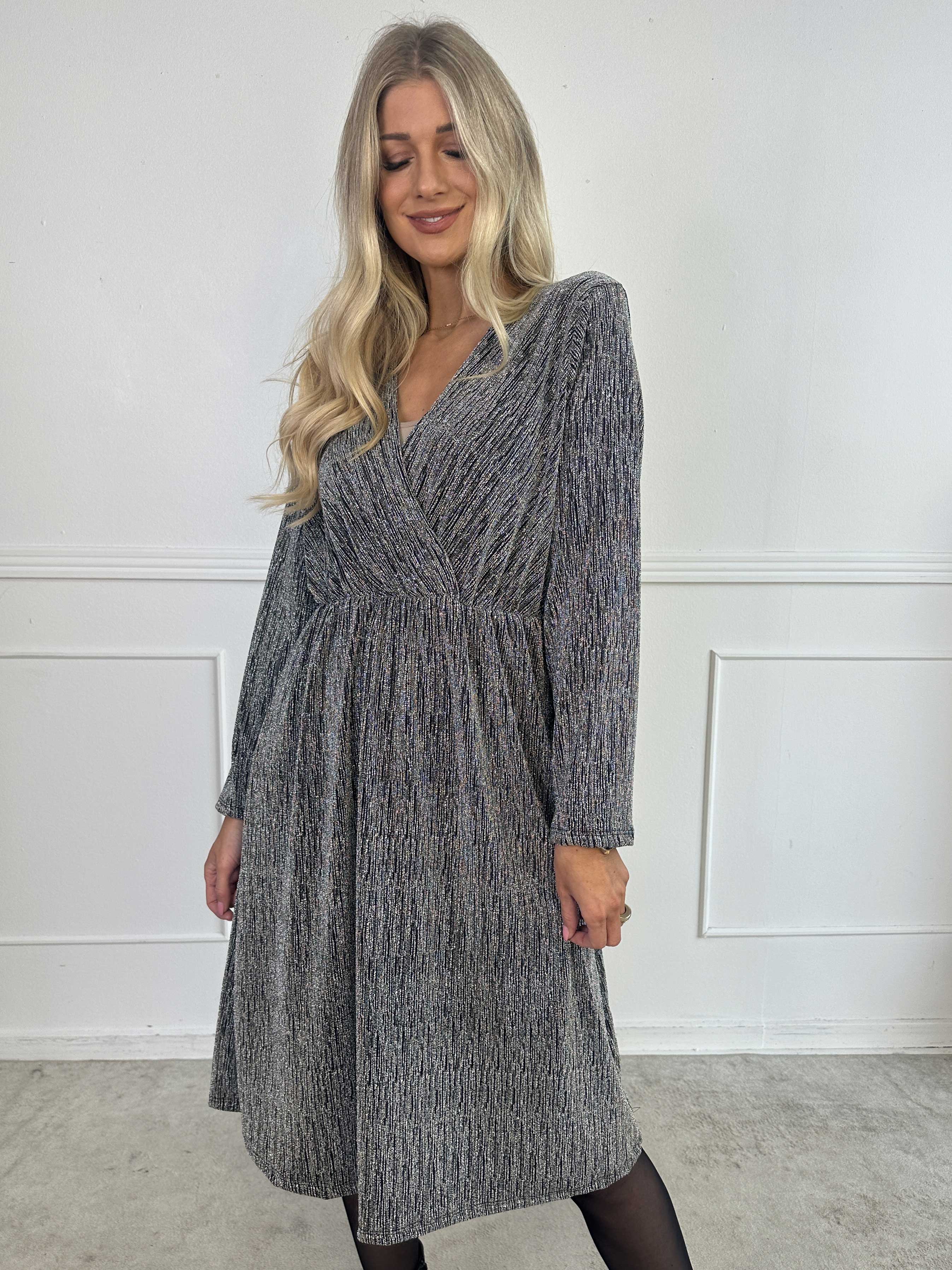 Lina - Söt festklänning med glittertrådar och elegant korsdetalj på bröstet